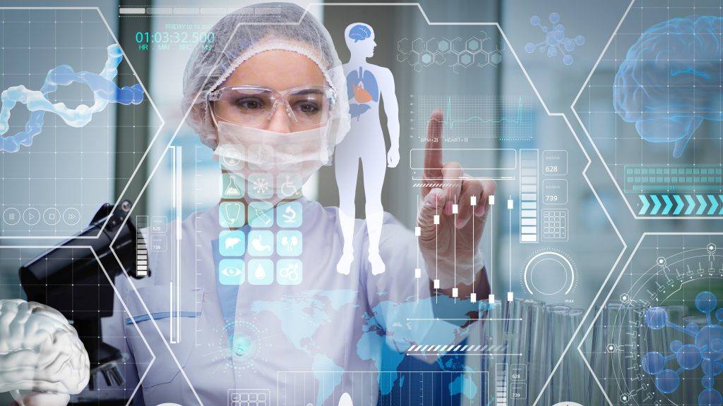 أحد أفراد طاقم المستشفى يرتدي ملابس واقية للعين وغطاء رأس، يلمس مفهومًا طبيًا مستقبليًا لصور الذكاء الاصطناعي على زجاج شفاف