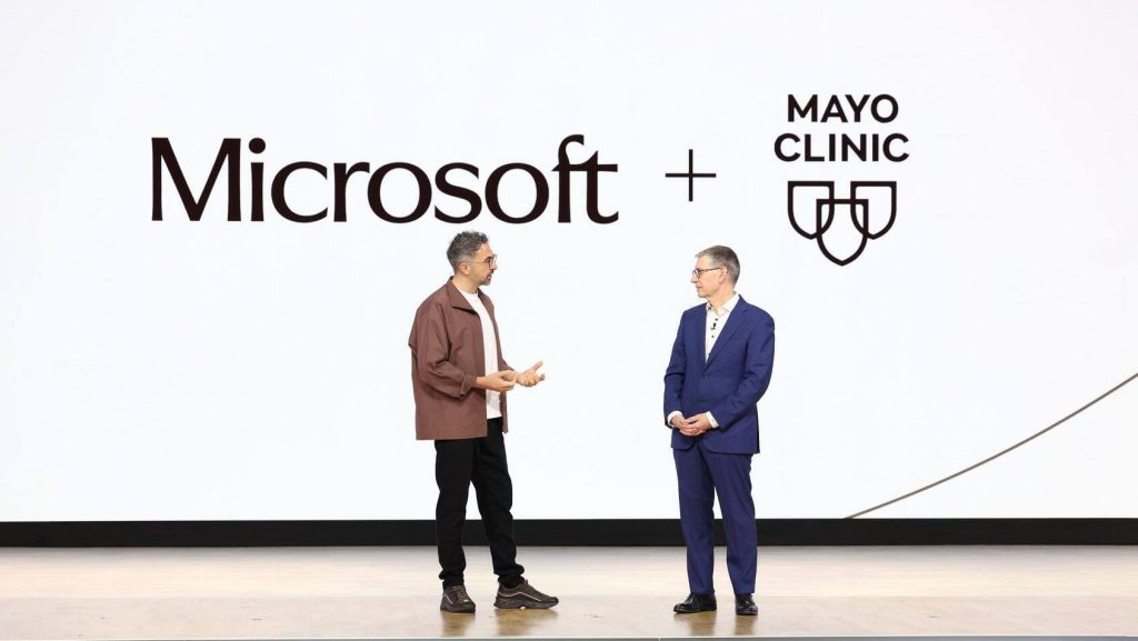 مصطفى سليمان، الرئيس التنفيذي لشركة Microsoft AI، وجيانريكو فاروجيا، دكتور في الطب، الرئيس والمدير التنفيذي لـ Mayo Clinic.