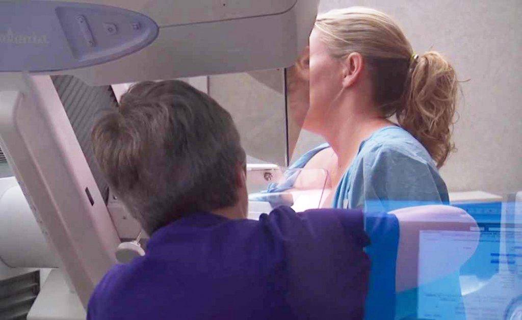 mulher fazendo mamografia