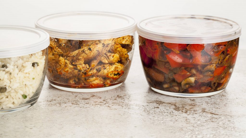 alimentos fritos ou sobras de comida armazenadas em recipientes de vidro