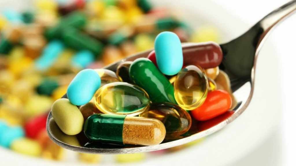 colher de diferentes pílulas e comprimidos de medicação