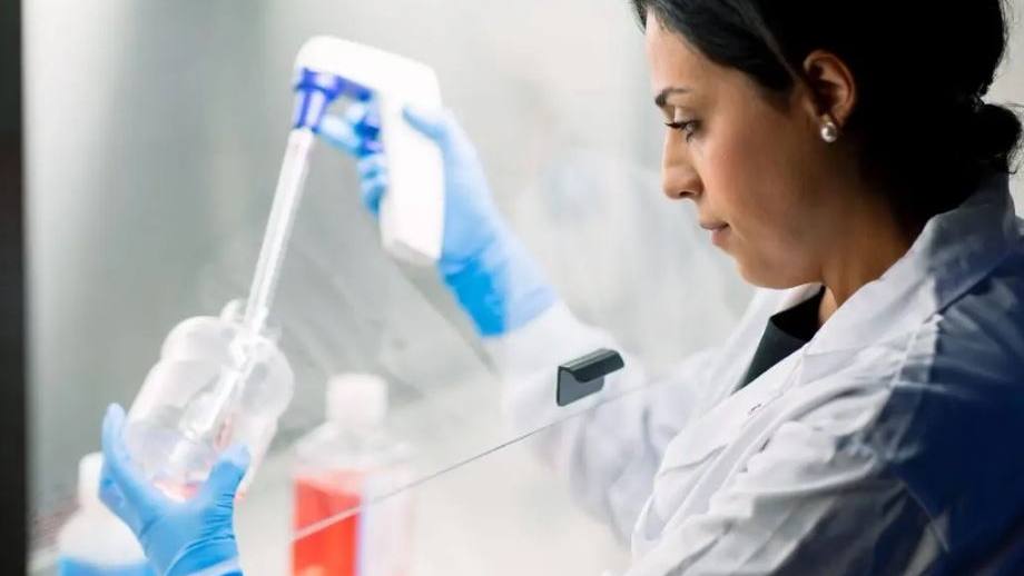 pesquisador de medicina regenerativa pipetando células-tronco