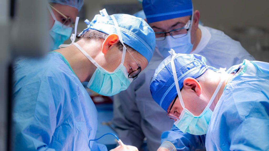 Dr. Patrick Starlinger realizando uma cirurgia.