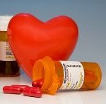 Ilustración del corazón y medicamentos