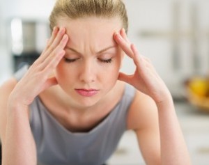Mujer con dolor de cabeza o migraña