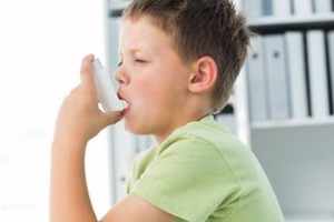 Niño pequeño con un inhalador para el asma.