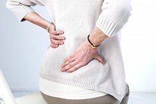 Mujer con dolor lumbar en la espalda