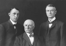 Foto de los doctores William Mayo, Charles Mayo y William Worrall Mayo.