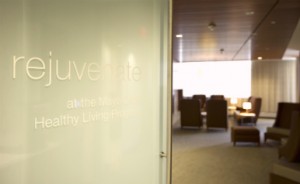 Puerta de vidrio esmerilado donde se lee Rejuvenecer con el Programa de Vida Sana de Mayo Clinic