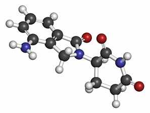 Molécula del fármaco lenalidomida para el mieloma múltiple. Los átomos aparecen como esferas con los colores tradicionales: hidrógeno (blanco), carbón (gris), oxígeno (rojo) y nitrógeno (azul).