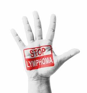 acercamiento de una mano con las palabras “detener al linfoma”