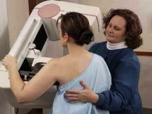 una mujer se realiza una mamografía