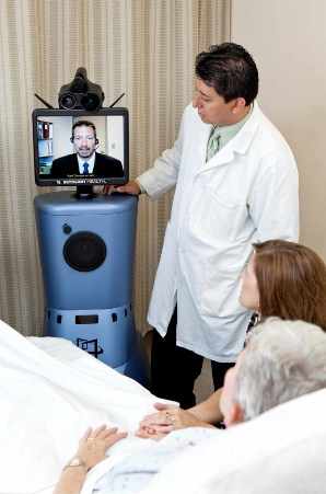 Un médico y un paciente miran a la máquina para atención a distancia del accidente cerebrovascular