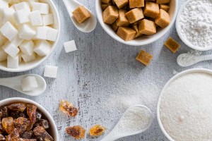 white and brown sugar cubes and sweeteners