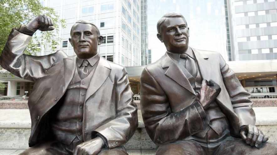 Las estatuas de los doctores Will y Charlie se toman una foto en #StrongArmSelfie para concienciar sobre el cáncer de colon