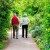 Dos personas de la tercera edad: una pareja de ancianos toma un paseo