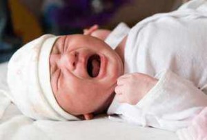un recién nacido en llanto