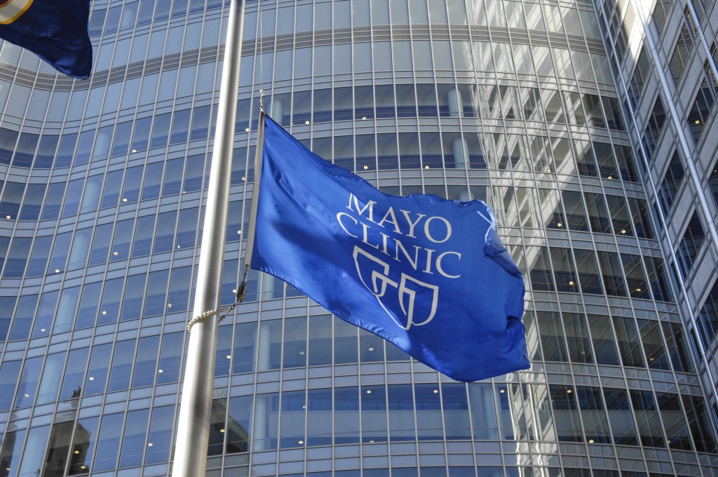 La bandera de Mayo Clinic ondea sobre las ventanas del edificio Gonda