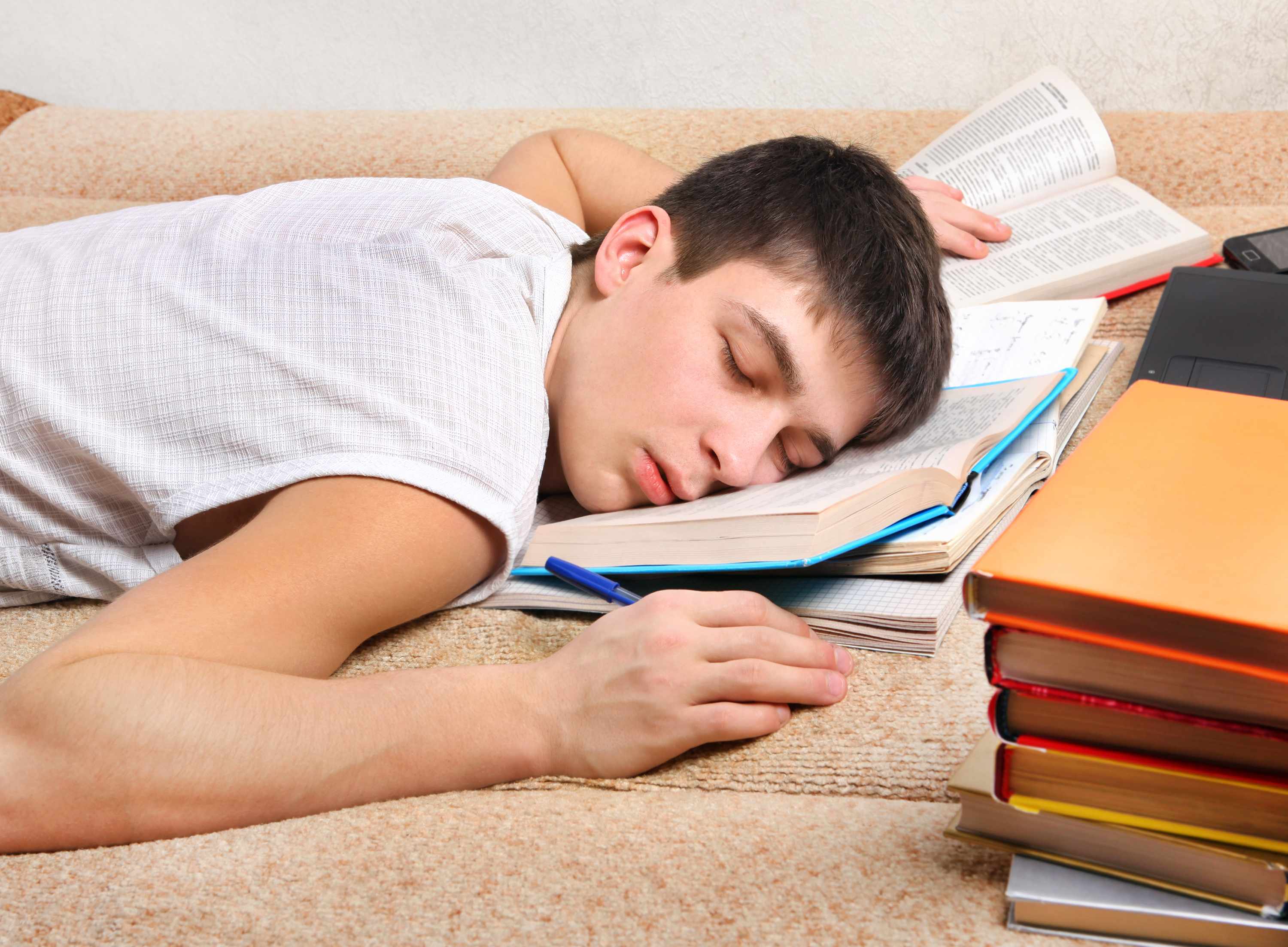 Сплю со студенткой. Сон студента. Сонный студент.
