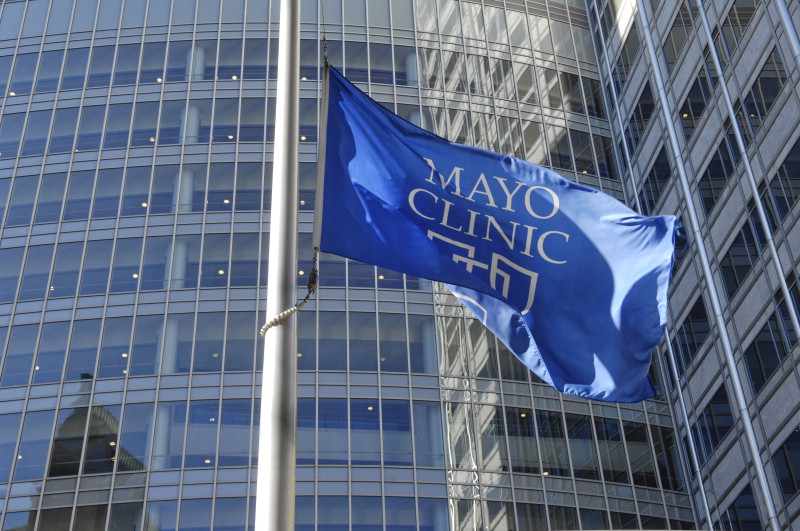 Edificio Gonda con la bandera de Mayo Clinic