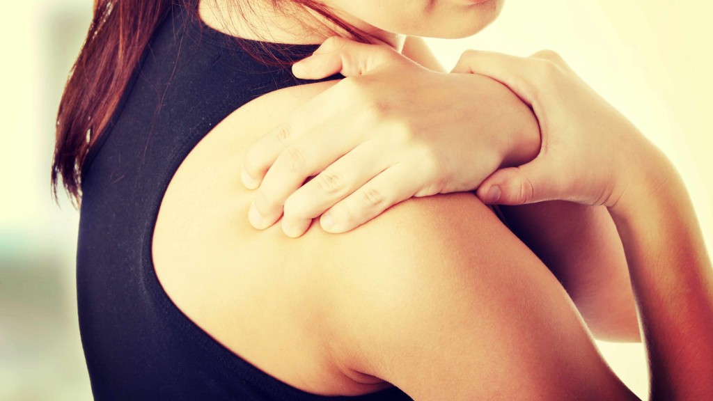 woman with shoulder pain