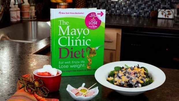 El libro de La dieta de Mayo Clinic sobre una mesa.