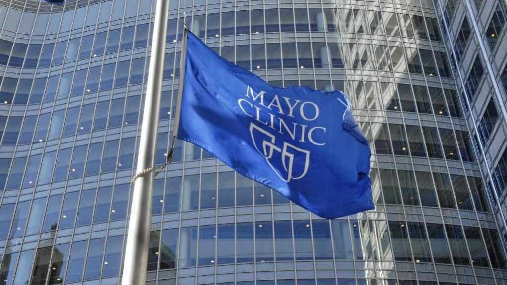 La bandera de Mayo Clinic ondea delante del Edificio Gonda