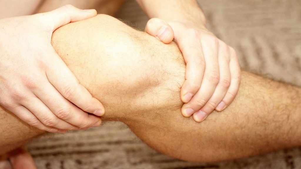 Persona con la rodilla lesionada o dolor en la rodilla