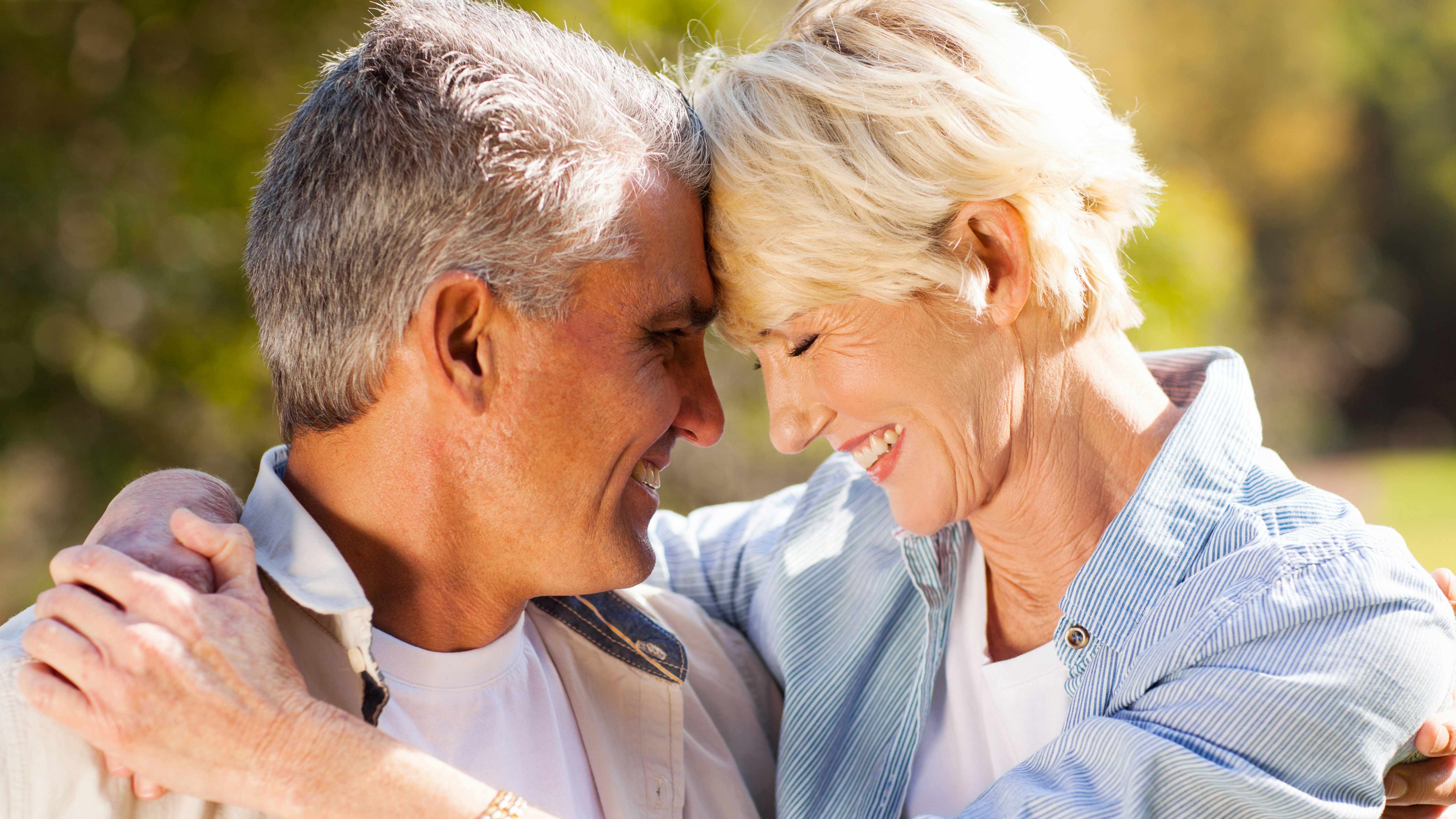 Близкие отношения в возрасте. Пара в возрасте. Зрелость. Отношение к старости. Пожилые мужчина и женщина обнимаются.