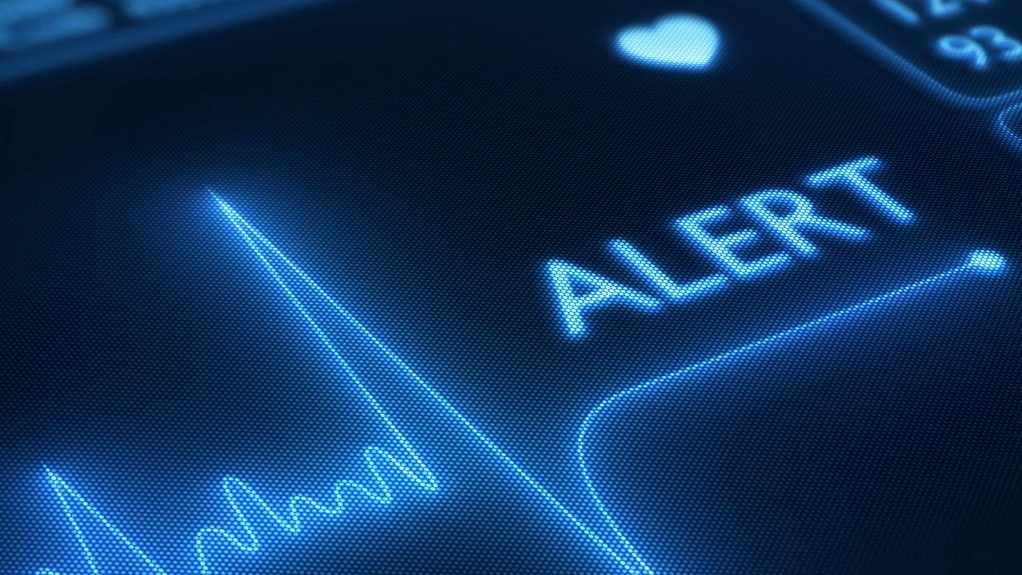 Acercamiento de un monitor cardíaco con la palabra “alerta”