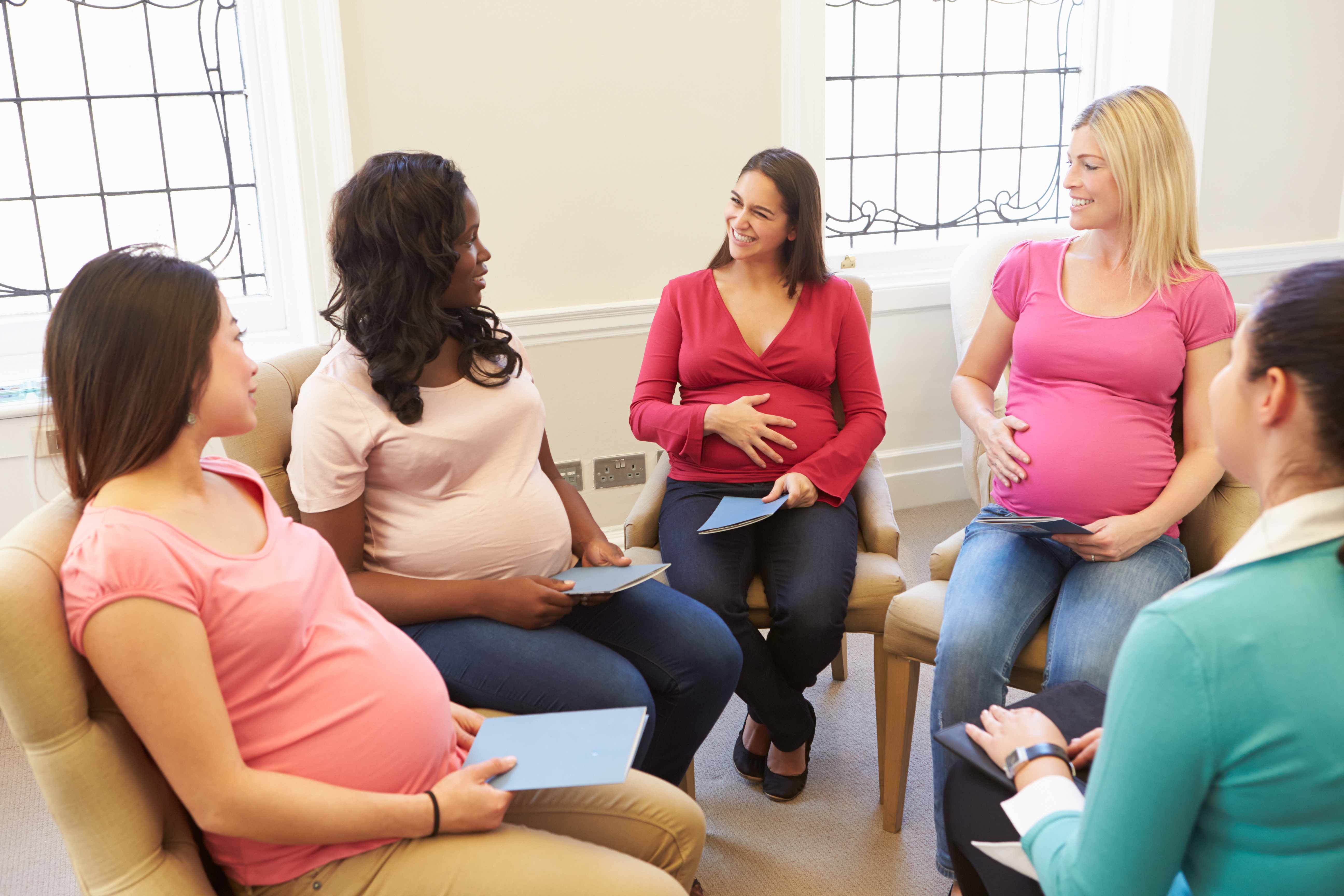 Grupo de mujeres encinta en una clase prenatal