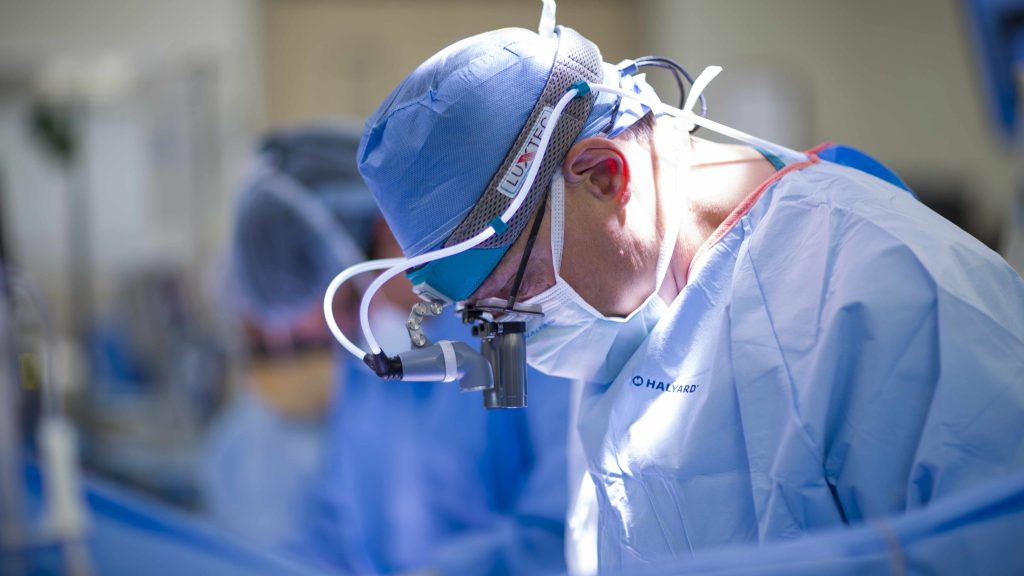 Acercamiento de un cirujano de trasplantes en plena operación