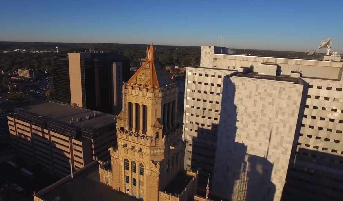 a daytime aerial photo of the Mayo Clinic Plummer Building and downtown campus