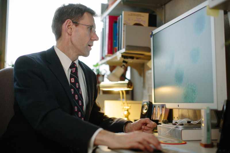 researcher Jan van Deursen, Ph.D., working at computer