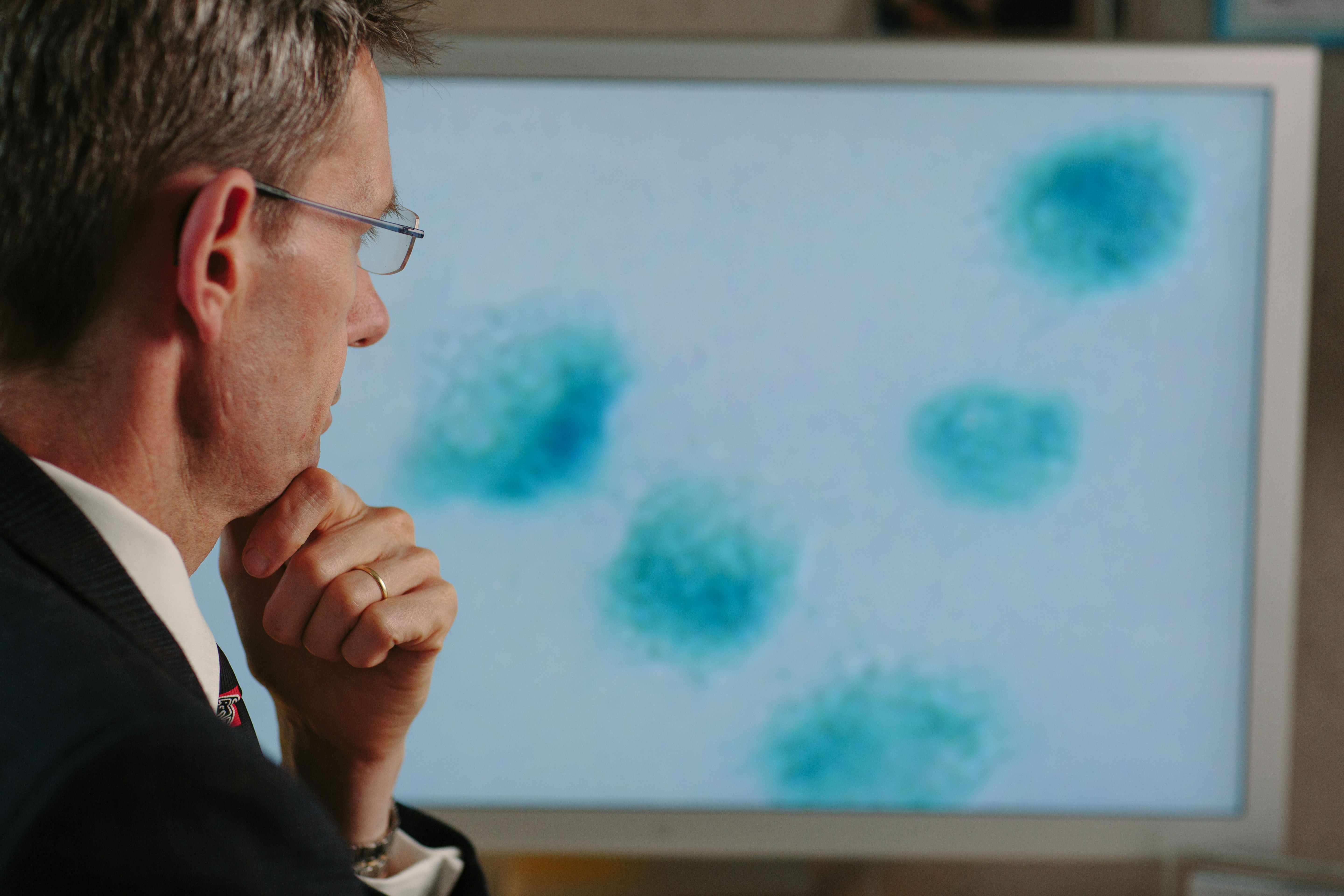 Dr. Jan van Deursen looking at cells on computer screen