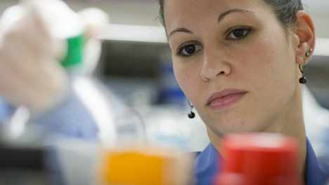 una investigadora trabaja en un laboratorio