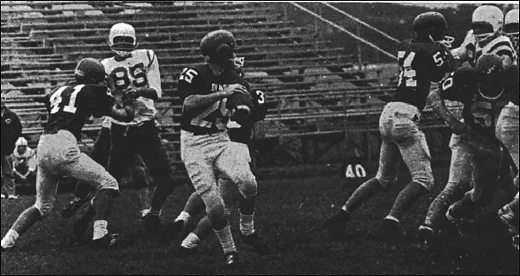 Los jugadores de fútbol americano de John Marshall High School de alrededor de 1968 o 1969 aparecen en el anuario de 1969, cortesía de las escuelas públicas de Rochester y el Centro Histórico del condado de Olmsted, Minnesota. 