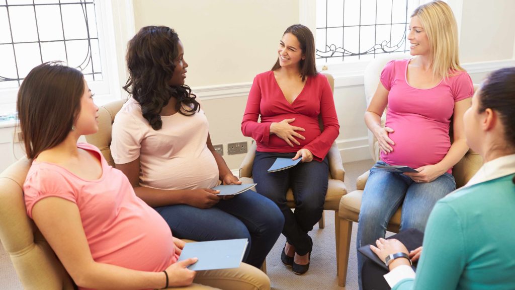 Grupo de mujeres embarazadas en una clase prenatal
