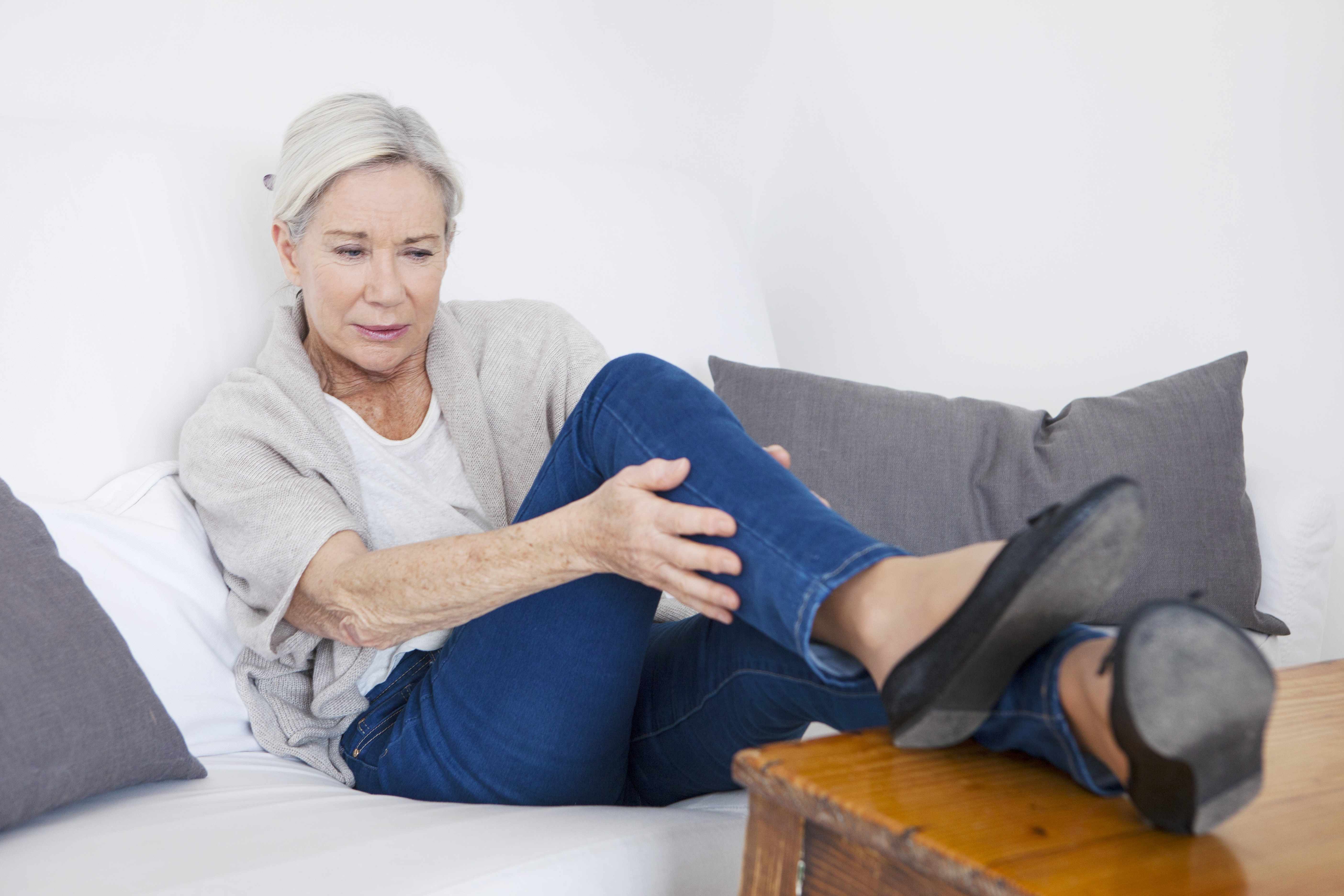 Судороги у пожилых женщин причины и лечение. Пожилая женщина. Ножки пожилых женщин.