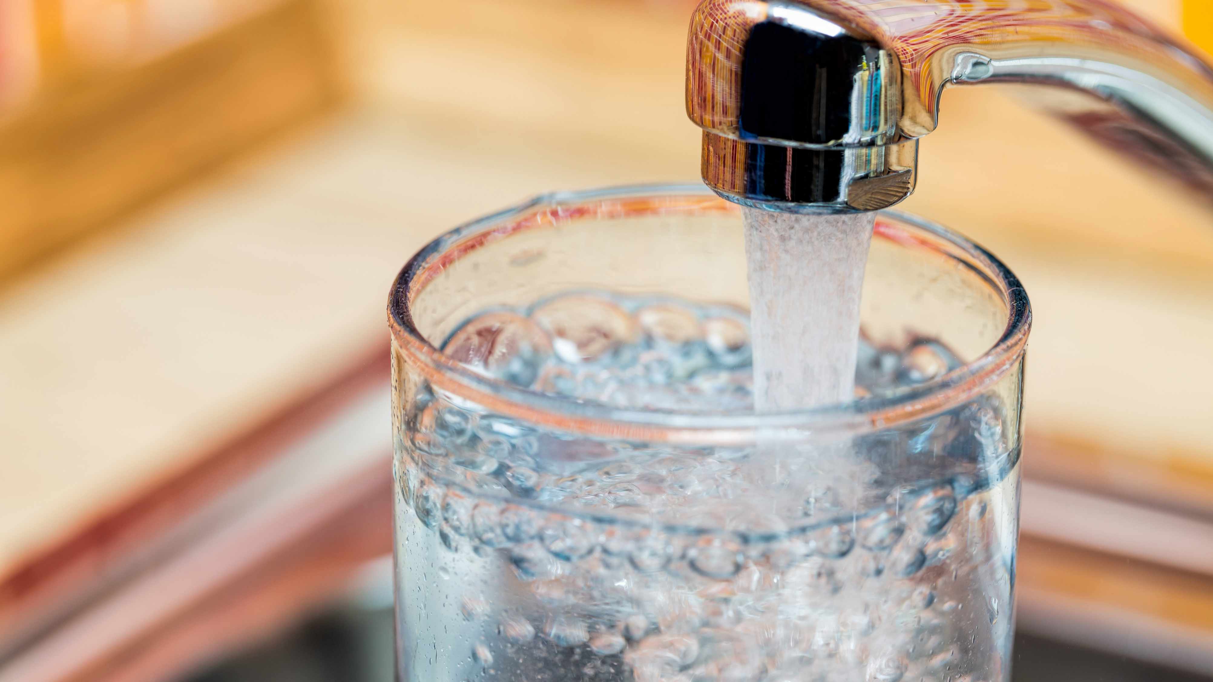 Мягкая вода в домашних условиях. Кран с водой. Чистая вода. Питьевая вода. Вода из водопровода.