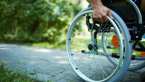 hombre discapacitado discapacitado en silla de ruedas