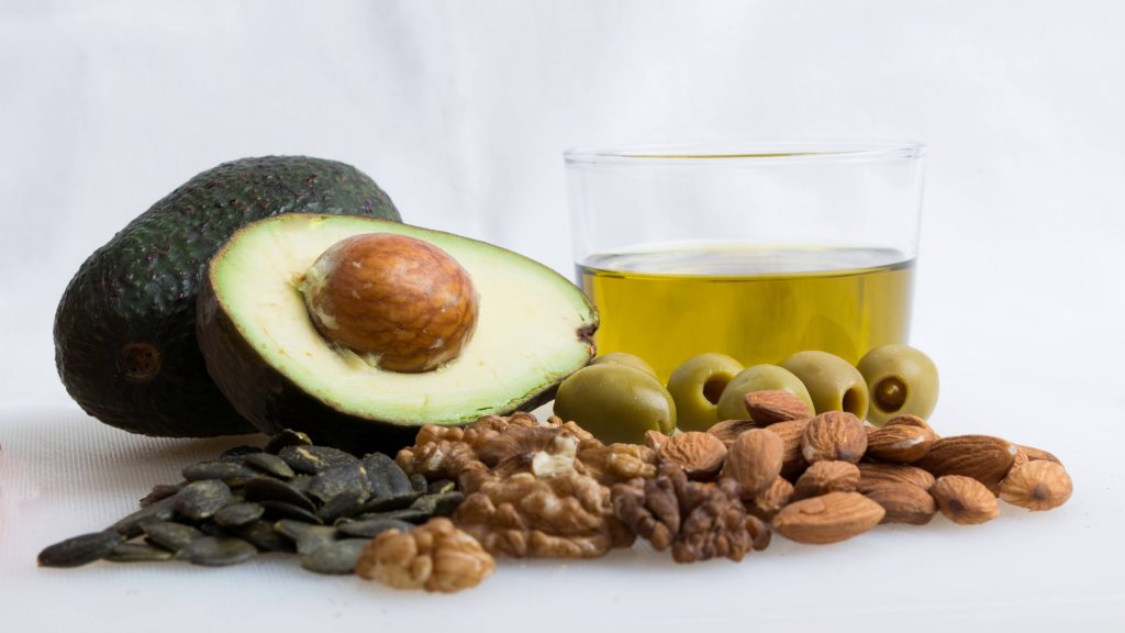 Grasas saludables: aceites de oliva, frutos secos y avocado