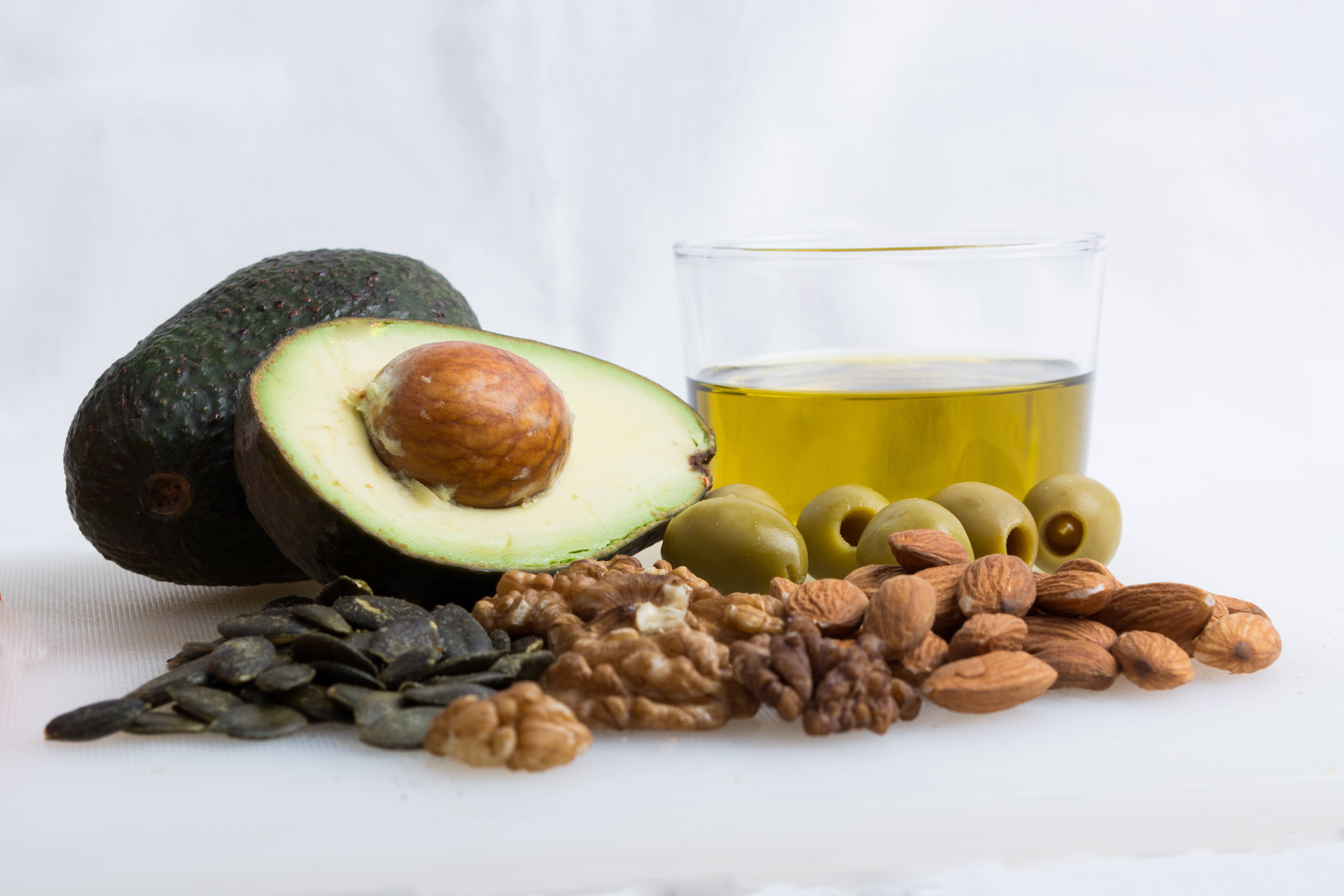 healthy fat foods, avocado, olive oil and nuts