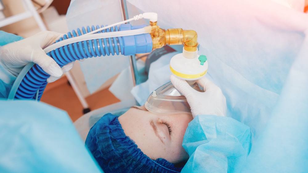 Un paciente recibe oxígeno para la anestesia general