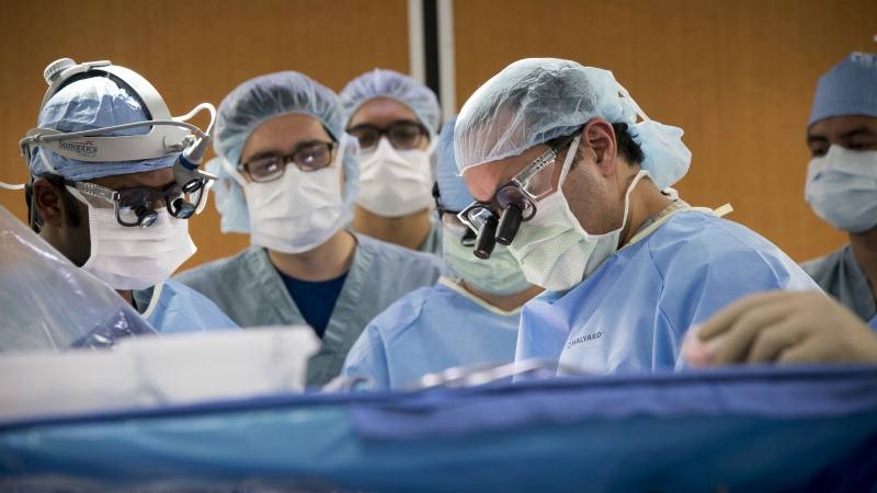 Dr. Alfredo Quiñones-Hinojosa, Dr. Q en un quirófano con un equipo de neurocirugía haciendo cirugía cerebral