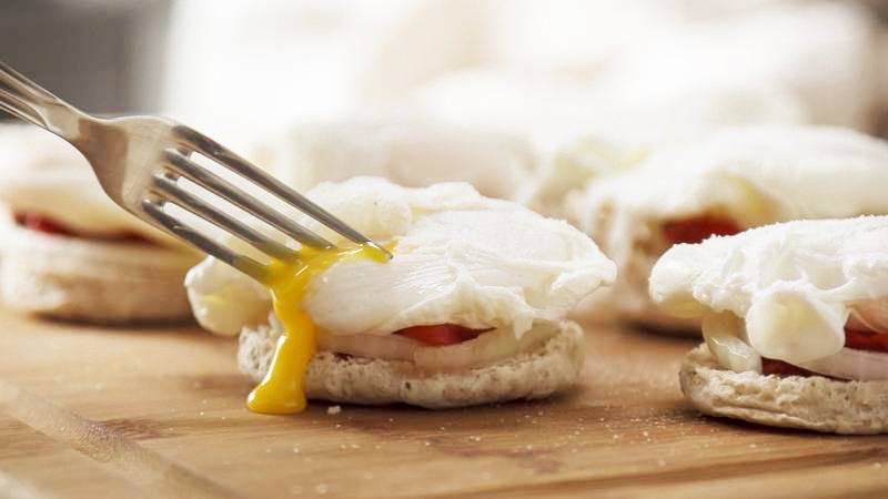 Smoked Gouda and vegetable poached egg sandwich