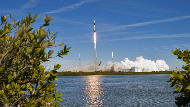 Lift off of SpaceX-16 resupply mission at Kennedy Space Center 