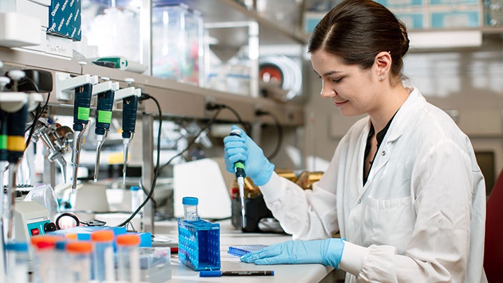 Una investigadora realiza un studio biomédico en el laboratorio