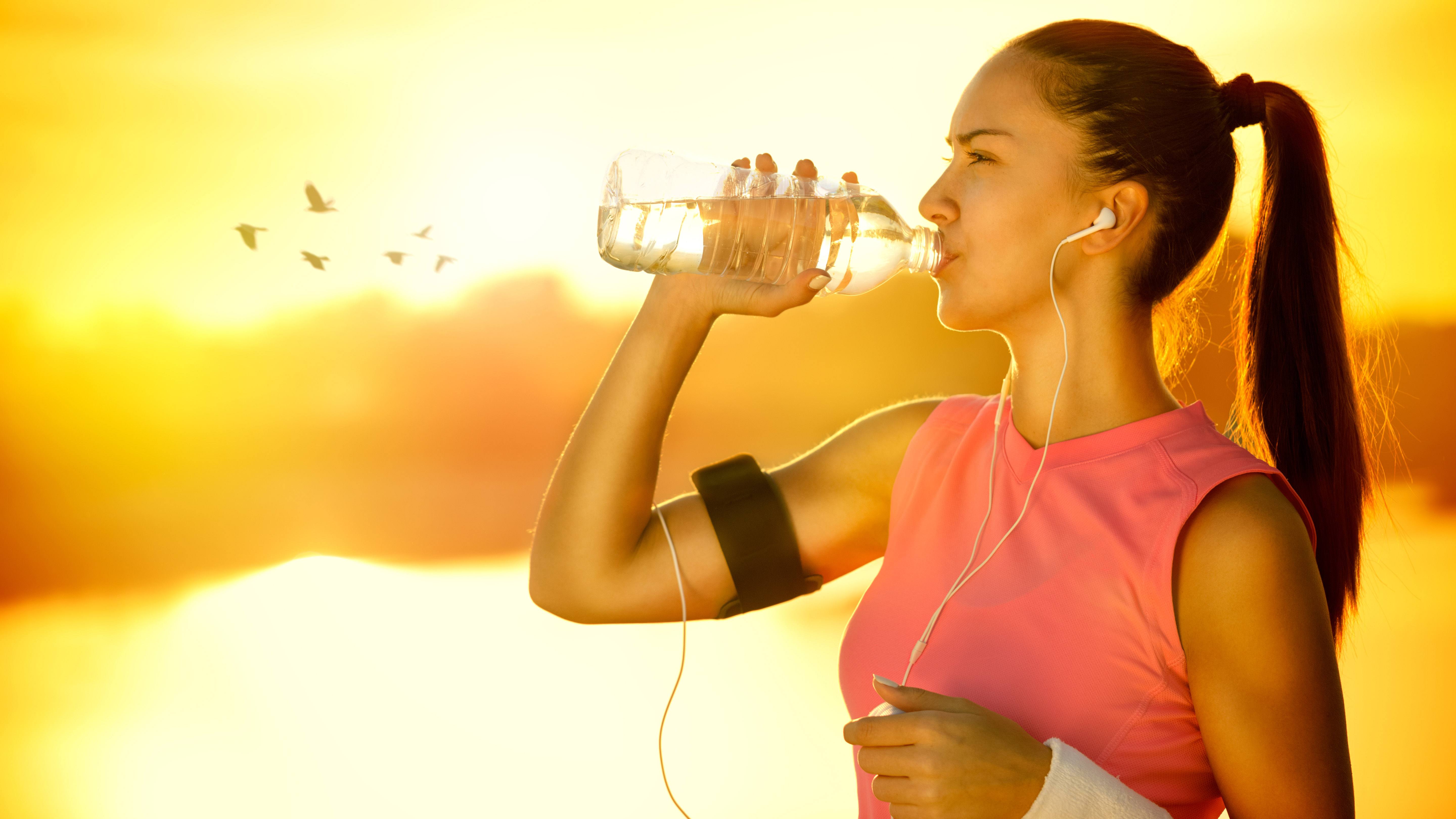 https://newsnetwork.mayoclinic.org/n7-mcnn/7bcc9724adf7b803/uploads/2019/06/a-young-woman-outdoors-on-a-sunny-day-drinking-water-and-dressed-for-running-16X9.jpg
