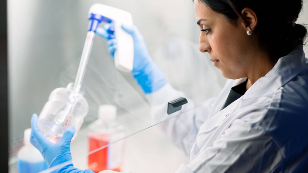 Una investigadora en medicina regenerativa pone las células madre en una pipeta